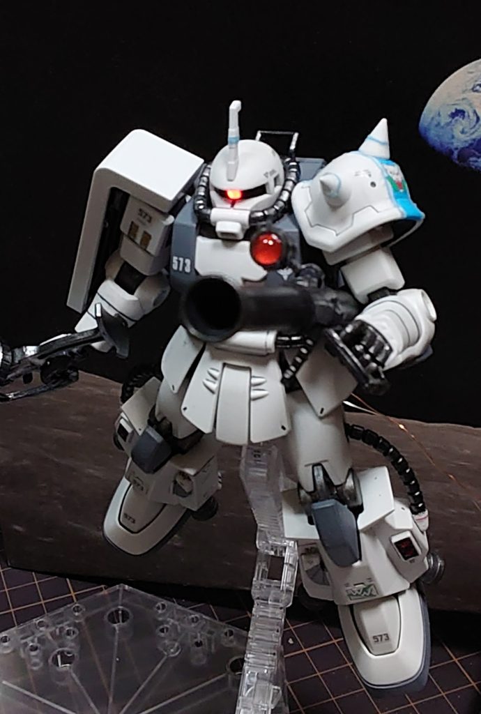 最後までご覧いただき、ありがとうございました。ちなみにバズーカのスコープのレンズは100均の赤色レジンを盛りまくってます。