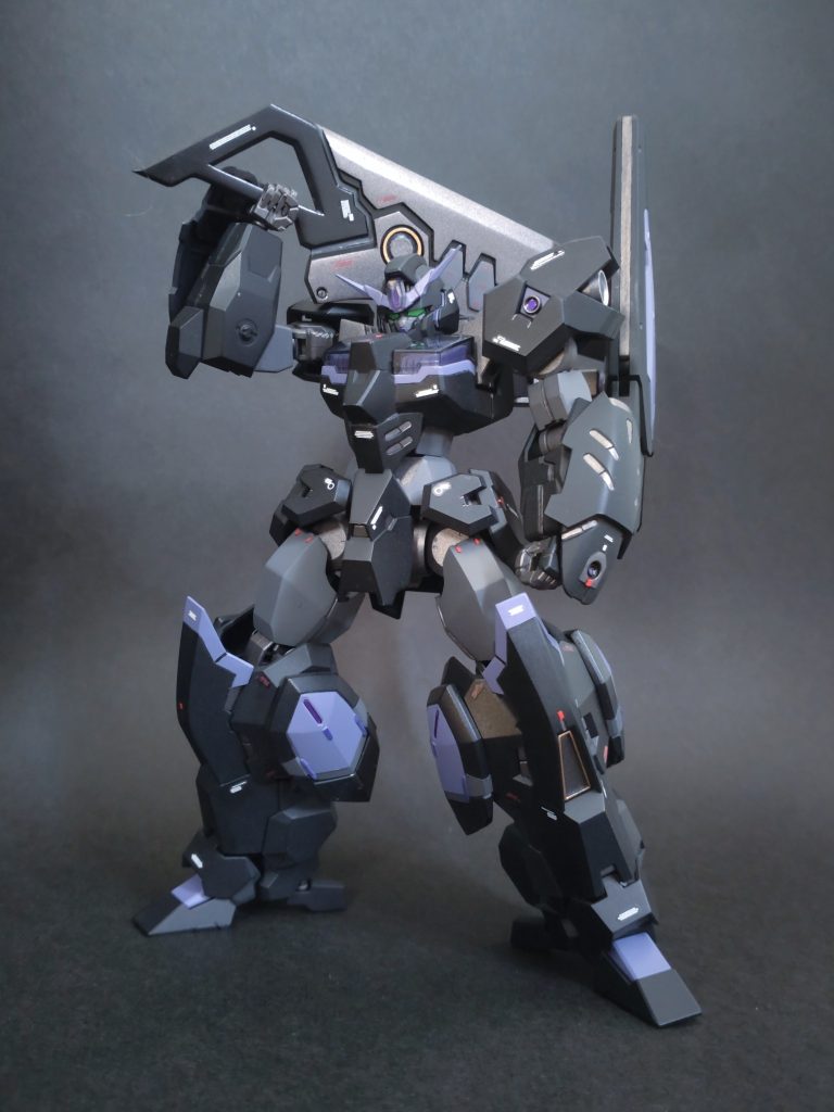 改修箇所アンテナ変更首→1mm延長二の腕→1.5mm延長胴→2.5mm延長太もも→1mm延長ジャンクパーツでアーマー追加バスターソードをプラ板でスクラッチ