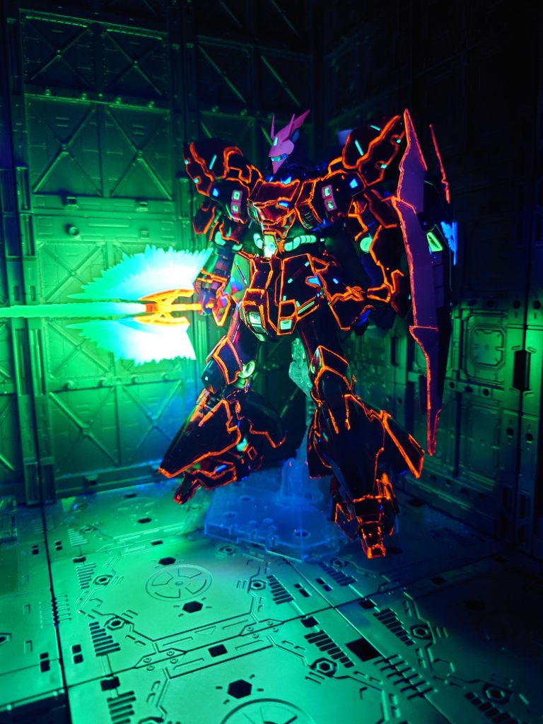 蛍光塗料は赤いパーツはふちを筆塗りし、内部フレームにも多く使用しています。