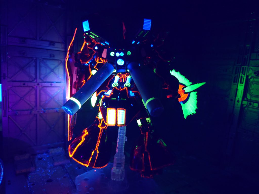 暗い場所だと蛍光塗料が良い感じです。赤の蛍光塗料は筆塗りしたので線が不安定なのは愛嬌です！シールは蛍光塗料でなぞりました。