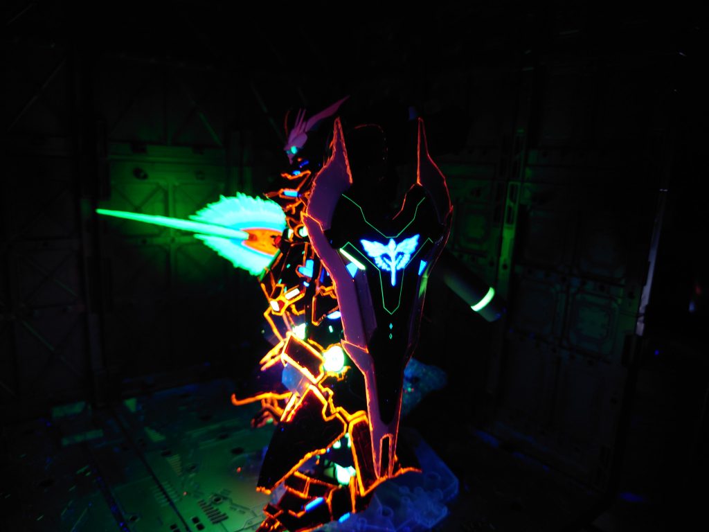 シールドは蛍光塗料で筆塗り・スミ入れをおこない、シールは蛍光クリアーを塗りました。