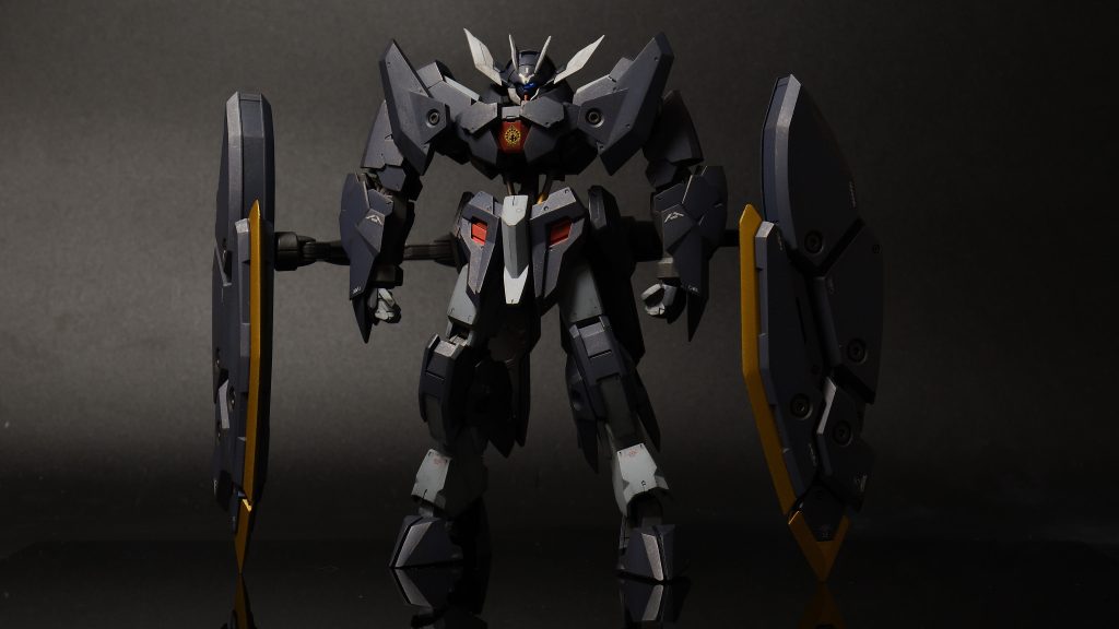 正面から各部の面出し、シャープ化の他首1mm、腰5mm、太もも5mmを延長。肩はパテで成形し直しています。また、腰の延長に合わせてシリンダーを真鍮線とプラパイプで作り直しています。