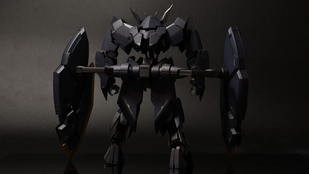 背面から腰を延長したおかげでシルエットがよりガンダムフレームらしくなったと自負しています（笑）デカールは市販のものの他、家紋と一部にガンダムデカールを使用しています。ここまで見て下さりありがとうございます。現在は入手難易度の高いキットではありますが、非常に良いキットなので見かけたら是非お手元に！&nbsp;&nbsp;以下カラーレシピメイン外装：グラファイトブラック＋スティールヘイズダークブルーフレーム：グラファイトブラックグレー：C308　米空軍機制空迷彩色レッド：シルバー→マイカレッドゴールド：プレミアムチタンシルバー＋プレミアムブリオンゴールドホワイト：ラスキウス　白雪色