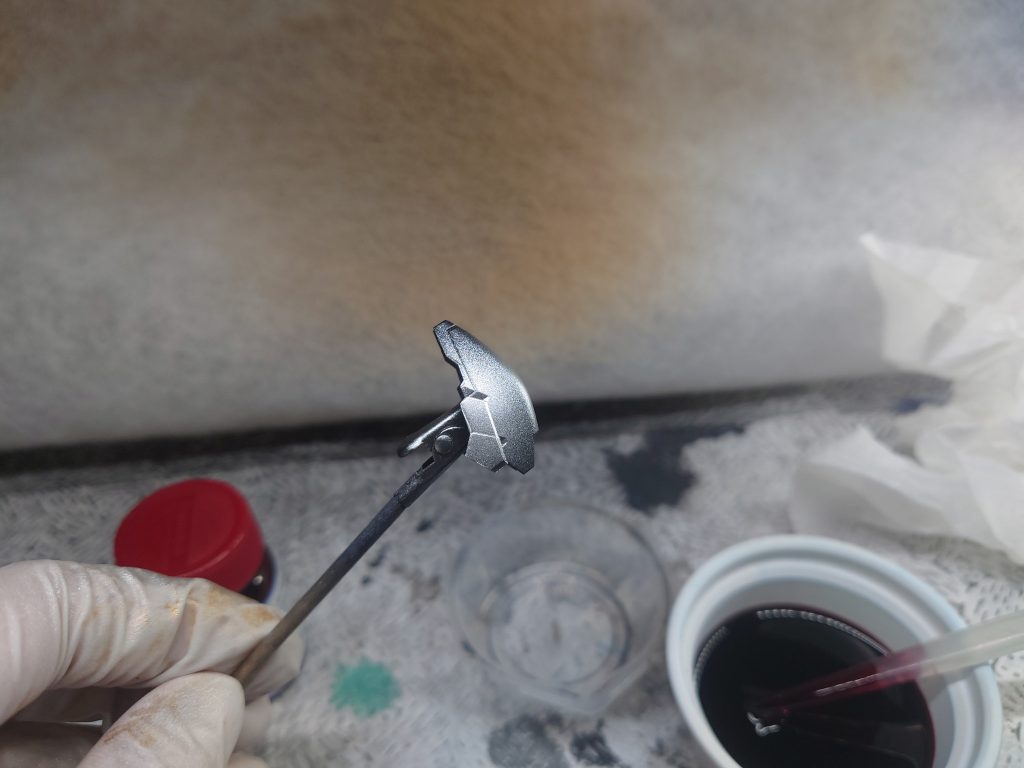 ・塗装その1さーやってまいりました…塗装のお時間です⏰️サーフェーサーEVOブラックが無かったので、試しに買ったメカサフヘヴィを塗装。その後にフラットブラックを塗装。更にその上にスターブライトシルバーをエッジ残しで塗装。&nbsp;はい次！