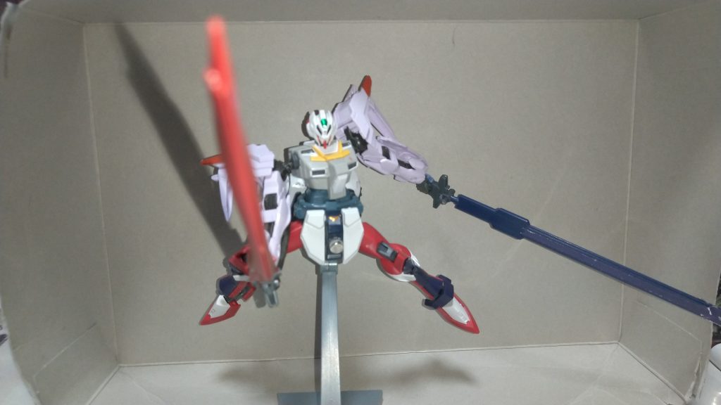 試作大型ソード:ツイン・ブレードアナハイム社が試作開発した武装。機体の全長近くまである大剣で両面共に敵機を真っ二つに切り裂く事ができる。ザクのヒートホーク等と違い本武装は表側はミノフスキー粒子と小型Iフィールド発生器を付けたいわば実体剣にビームサーベルを纏った大剣になっている。だが試作品のため稼働時間が一瞬しかできないのがデメリット。しかし機能無しでも十分に切り裂く事ができ刺突武装としても使える。裏側は刀のように研ぎ澄まされた刃が中央部に付いている。これによりガンダリウム合金はもちろん、重装甲な機体果ては大型MAの装甲も容易く切断できる。