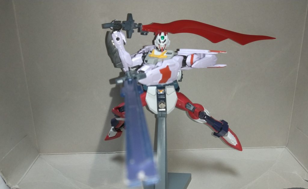 試作複合ブレード:タクティカル・ブレードこちらもアナハイム社の試作品。TR系のロング・ブレードを改造した物を使用、ブレードモードとライフルモードを使い分ける事ができる。収束メガ粒子砲が放てるが本武装は機体からのエネルギー量がそこまで無いので使用ができない。尚ブレード部をパージしてビットのように操作する事が可能。