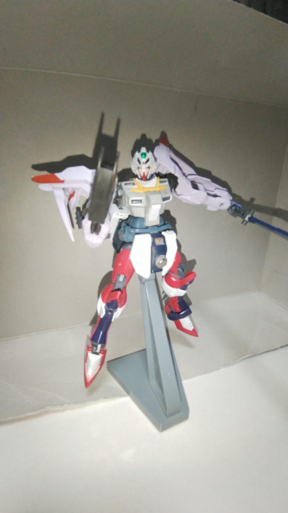 腕部クローユニット右腕部に取り付けた伸縮式のクローユニット。こちらは残骸から見つけた拾い物で敵機に打撃を与える事ができる。ちなみに左側は小型シールドが装備されている。