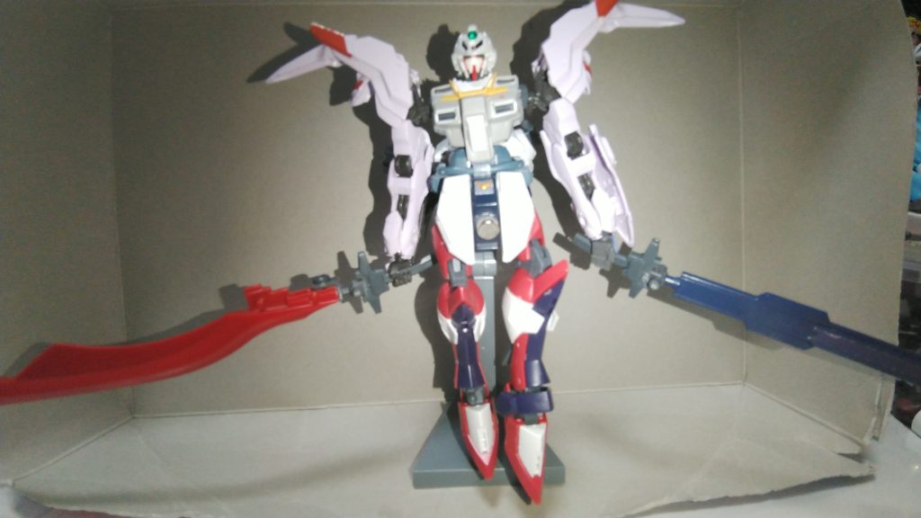 特殊機能:アズール・フレア頭部及び上半身を変えた事により特殊機能を使う事ができるようになった。モニターには「AZ=UL-F」と表示される。この機能を使用すると肩部が展開し排熱されると同時に蒼く光り機体性能が3倍に跳ね上がる。しかし起動してから限界時間まで約3分くらいしか持たない。余談だが世界線が違うがトランザムシステムと互角かそれ以上とも呼ばれるとか。尚肩部から排熱され、さらに蒼い光がみえることからアズール・フレア(紺碧の閃光)と呼ばれシステムの名となった。