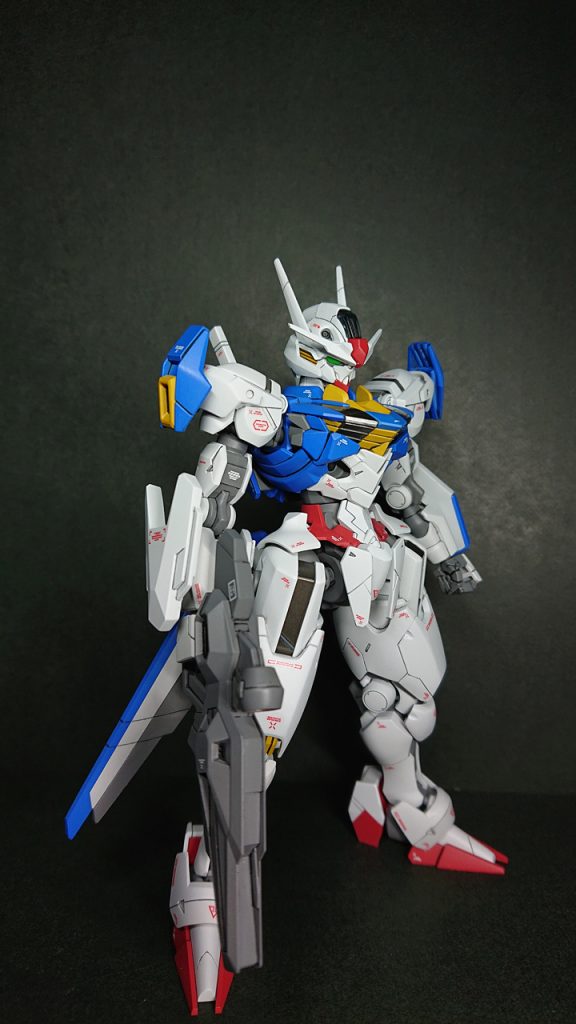 そういえば、ビットを台座が発売されるようですね。購入するか悩みましたが、赤く発光していない状態で製作したので、状態が合わないので諦めました。パーツ請求して発光状態を作ればいいのかな？太腿の「黒いパーツ」を簡単に取り外しができる様にしてあるので、不可能ではないのですが。