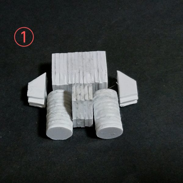 ガンキャノンバックパック製作。いろいろ選定に迷いました💦、意外に同時期の連邦系のMSでは大型のバックパックが無いんですね😭、そこで結局ガンキャノン2の物にしました！資料としては、私のコレクションの旧キットMSVガンキャノン2のを。袋を開封するのが勿体ないので塗装図からスケールアップして寸法をとりました。①の画像で今回も積層プラ板削り出しで製作しました。②の画像でバーニアとスプリングを市販品のを使用。塗装の時に楽なように軸を付けて分割式にしました。③の画像で本体のサイズに合わせて少し各部の寸法を調整しました。これで装備関係の製作を終わらせて、次回よりスジ彫り加工になります🙏（4枚目）