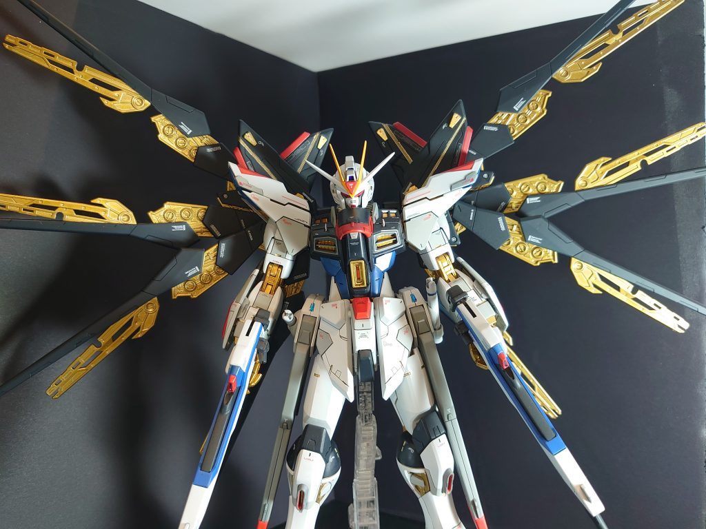 ウイング部分はフレーム挟み込みによる合わせ目消しを行っています。塗分けがしやすいよう、ダボピンなど一部分カットし可動するようにして塗装しました。