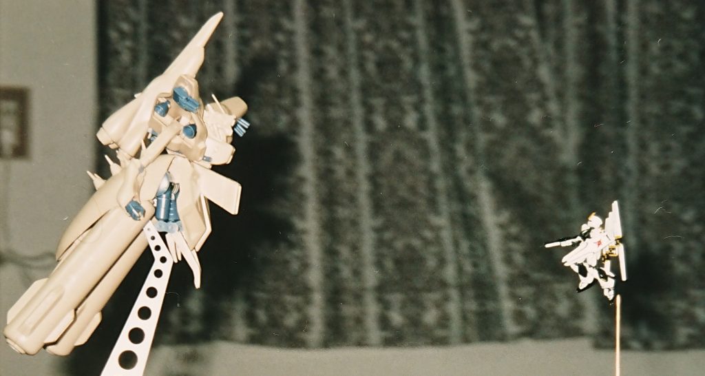 元の画像はこちら。大きさの対比に。恥ずかしながら、α・アジールは無塗装・パチ組みです。νは足裏に真鍮線を刺してディスプレイしています。大きなPGUが発売されたので、なんとなく小さいのも、とか。以上になります。お疲れさまでした。それでは。