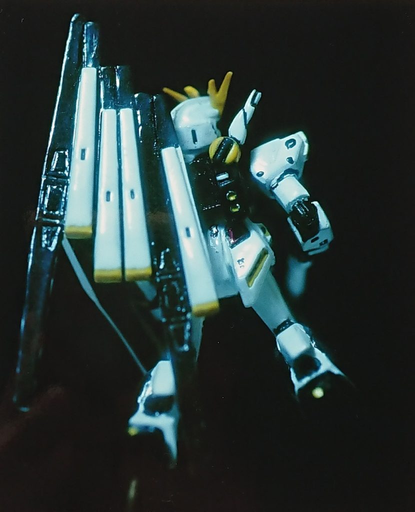 関節を切って、パテで接着して、ポーズを少し変更しています。キットの大きさは大体4~5cmです。