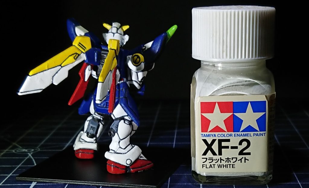 大きさは４～５cm。元キットは水色の単色で素材は塩ビ。塗装はタミヤのエナメルにつや消しトップコートを吹いています。