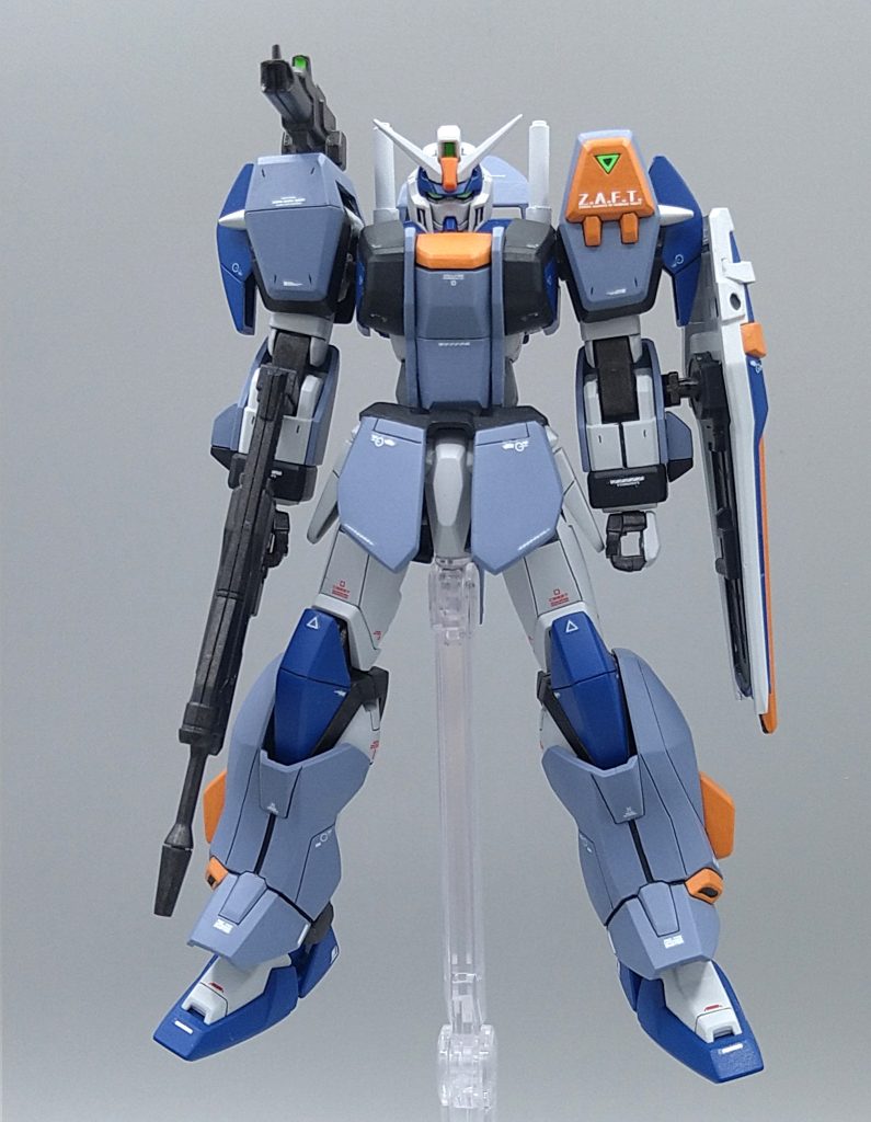 アサルトシュラウドの胸部とフロントアーマーは切り離して胸部パーツは5mm延長、中の胴体も5mm程延長しております。フロントアーマーも少し小さく感じたため約2mm程大型化しました。アサルトシュラウドは取り外しは考慮せず基本的に接着しています。肩の接続軸は軸のみだったのですが、ボールジョイントに変更しました。(ただ肩が大きいため恩恵はそんなになかったです…)脚部のアサルトシュラウドは何もしなくてもデュエルブリッツの形に割と合うため、塗装後接着するのみでいけました。