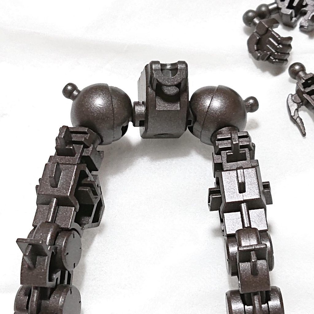 制作はいつも通り外装のヒケ取りのみで塗装を楽しむパターンです。内部関節は焼鉄色単色仕上げ、乾燥後の確認で７割ツヤほどなのでコーティングクリア無しです。