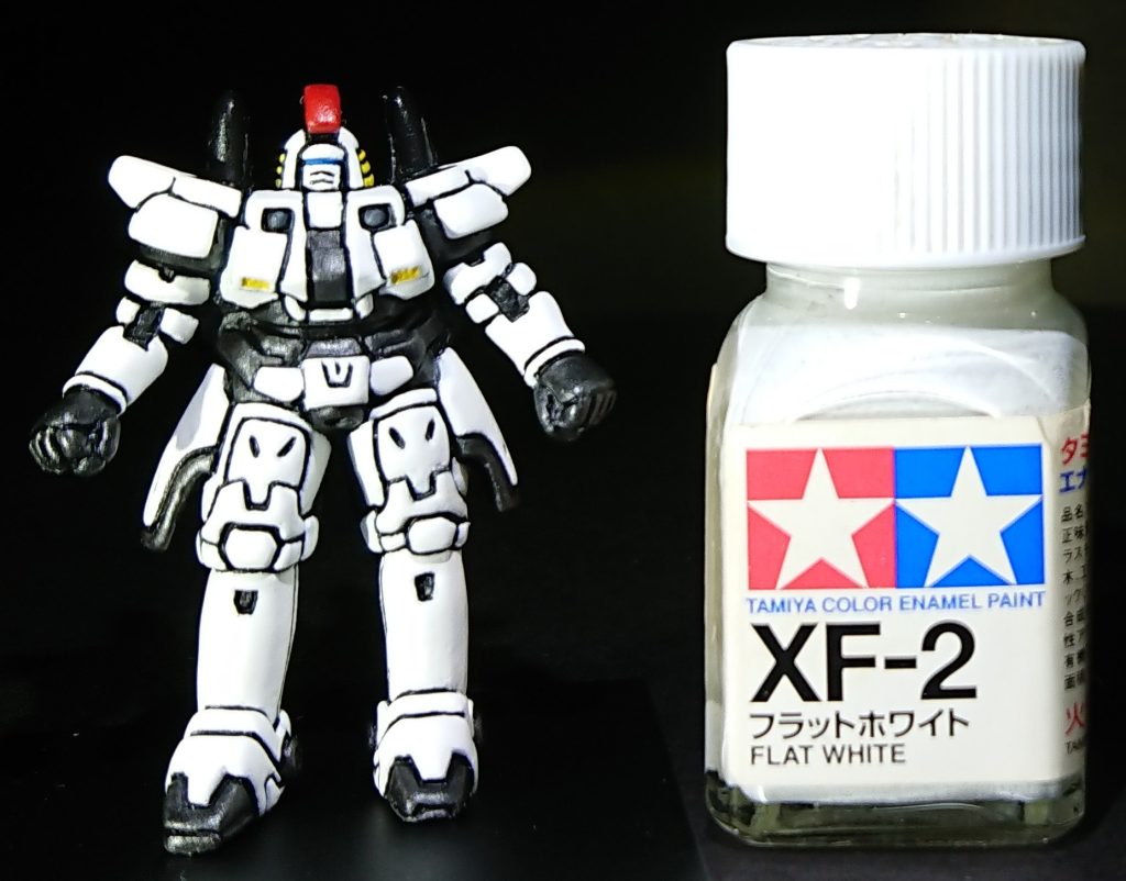 大きさは４～５cm。サーフェイサーを吹いて、エナメルで塗装して、つや消しトップコートを吹いています。