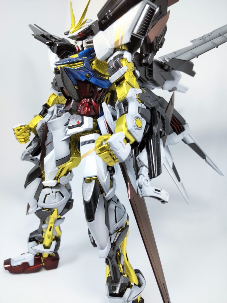 赤と青の部分はキャンディー塗装、白の部分は軽くグラデーションをかけています。黒パーツはもう少し青みがかった調色にしたんですが、乾燥したらただのブラックメタリックになってしまいました。調色は難しいですね。