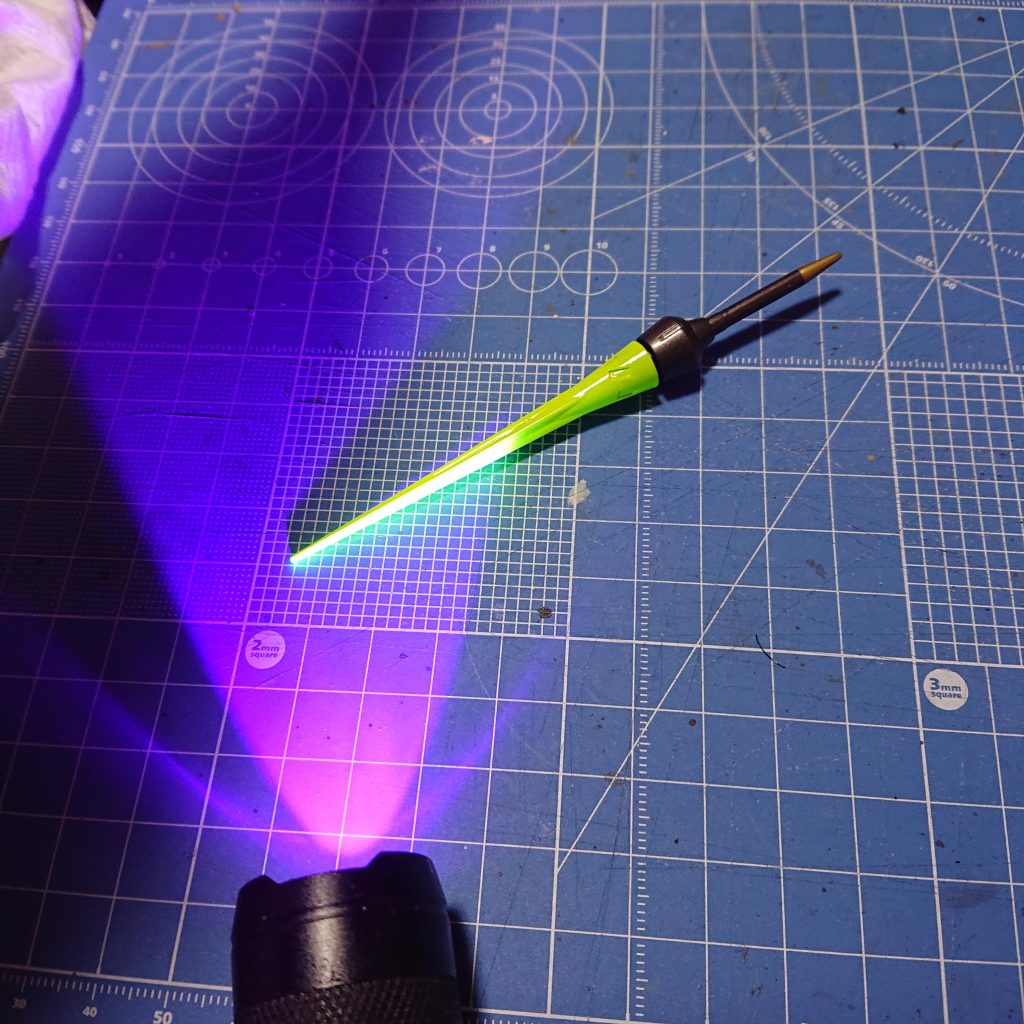 蛍光イエローの発光具合の確認しました。案外光る！