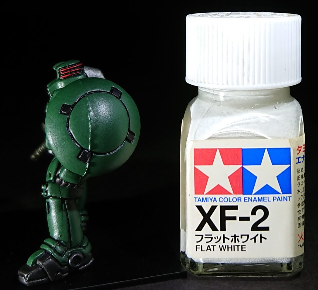 今回は黒いサーフェイサーを使用し、パネルラインを残すように塗装。