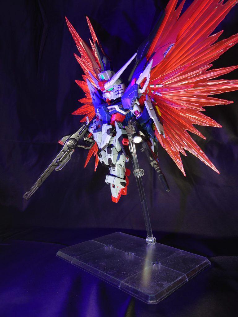 灰の身体に深紅の翼