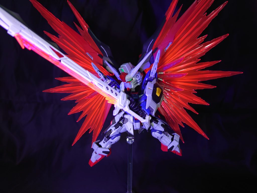 灰の身体に深紅の翼–3枚目/制作者：C3