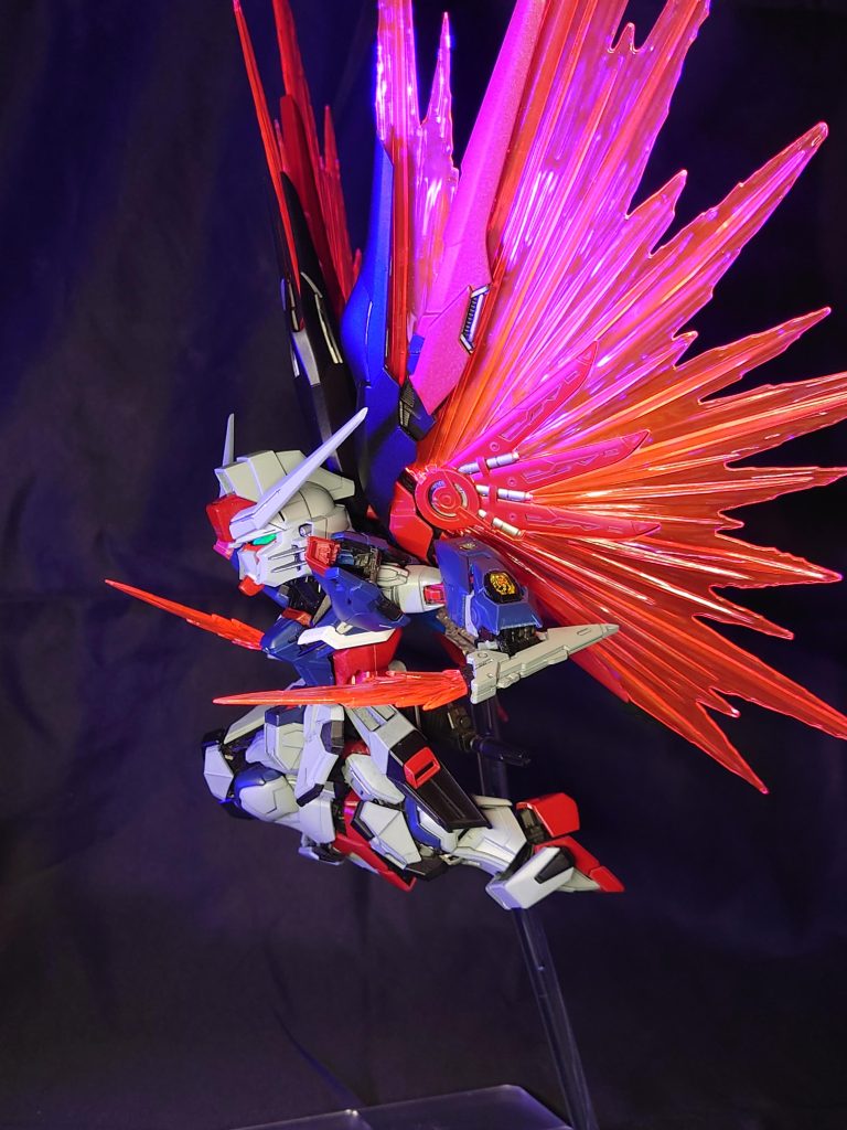 灰の身体に深紅の翼–5枚目/制作者：C3