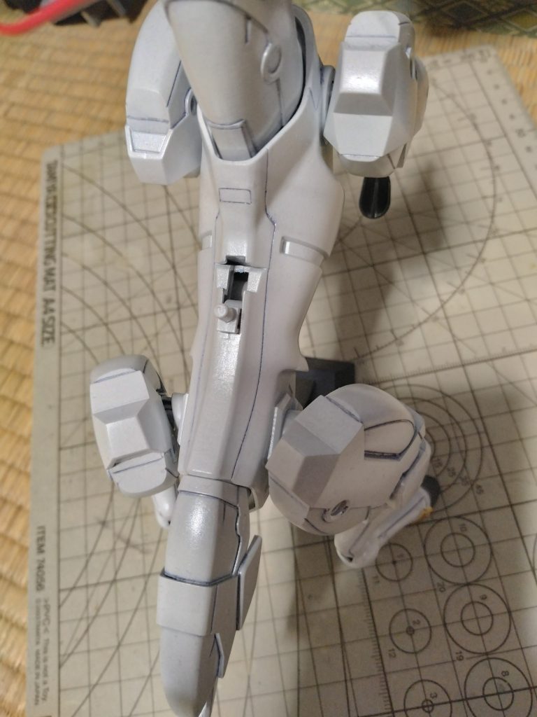 塗装はMSと馬で同じ色で合わせています。パールホワイト、メタリックレッド、ガンメタル、ゴールドの4色だけとつやありトップコートなんですが、写真撮りが下手すぎて素組みにしか見えないのが悲しい……