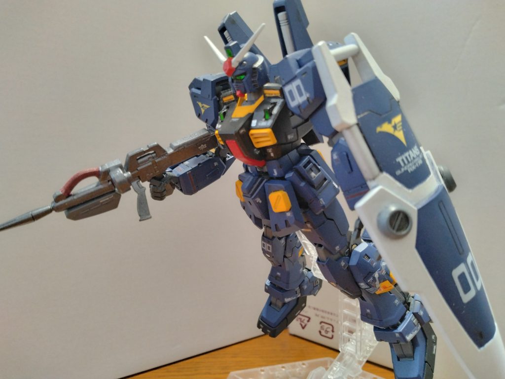 飛行ポーズせっかく可動範囲の広いRGをベースに製作したのですが、塗装剥がれとパーツ破損が怖いので、これぐらいのポージングしか出来ませんw