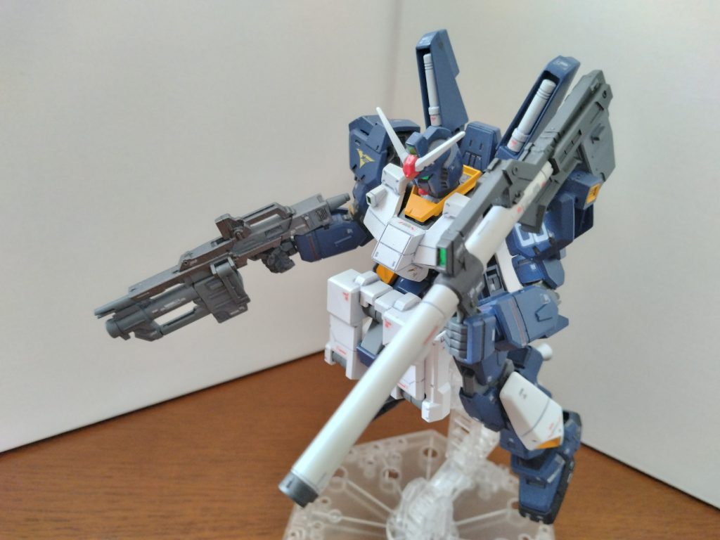 昔のキットでは厳しかった肩にバズーカを担ぐが楽に出来る!