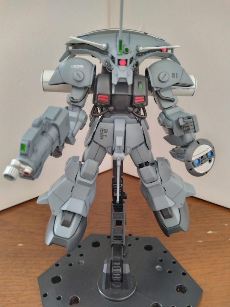 いつものティターンズ所属機ですが、連邦軍から接収した早期警戒機と言うことで、いつものティターンズブルーに塗り替えずに、ロービジ塗装のまま運用している設定です。