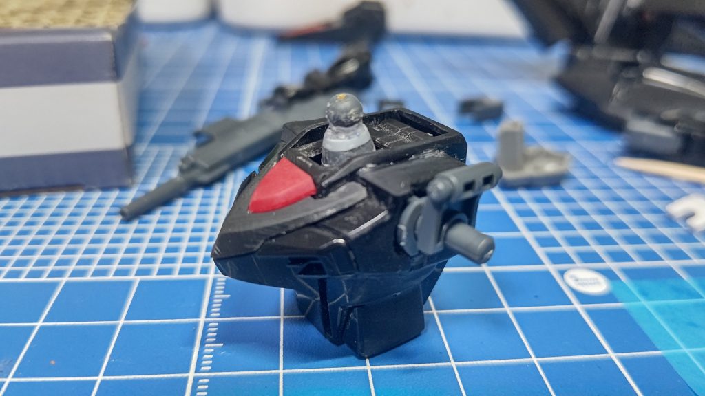 これが失敗の原因、腕の軸を腕パーツに差し込むだけにしたのですが受け側の穴の空いたパーツを接着剤で固めてしまいました、1つの問題を解決することに集中しすぎてしまいました、繰り返さないようにしたいですね