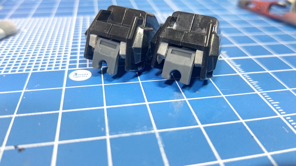 肩パーツは合わせ目を消すために後ハメしようとして30mmの汎用パーツを使っています