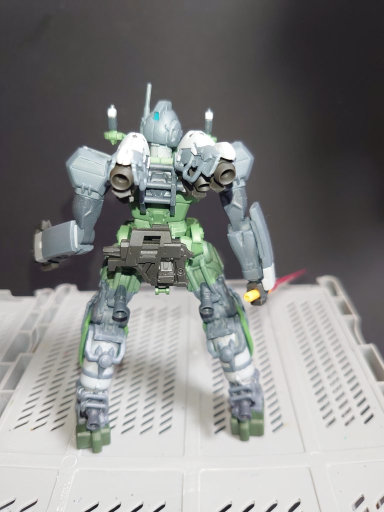 バックショット。もったいない精神でビームライフルと取り付け基部はそのまま使っています。スガイ機なので、ワイヤーも出せます( 画像はないです)。