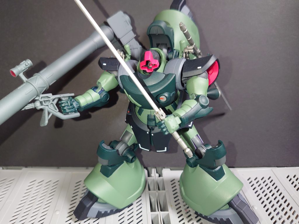 リック・ドム。モノアイは金属パーツ+UVレジン。ヒートサーベルはアルミに置き換え。ジャイアント・バズもレンズ部分はアルミの反射層にUVレジンで再現しています。