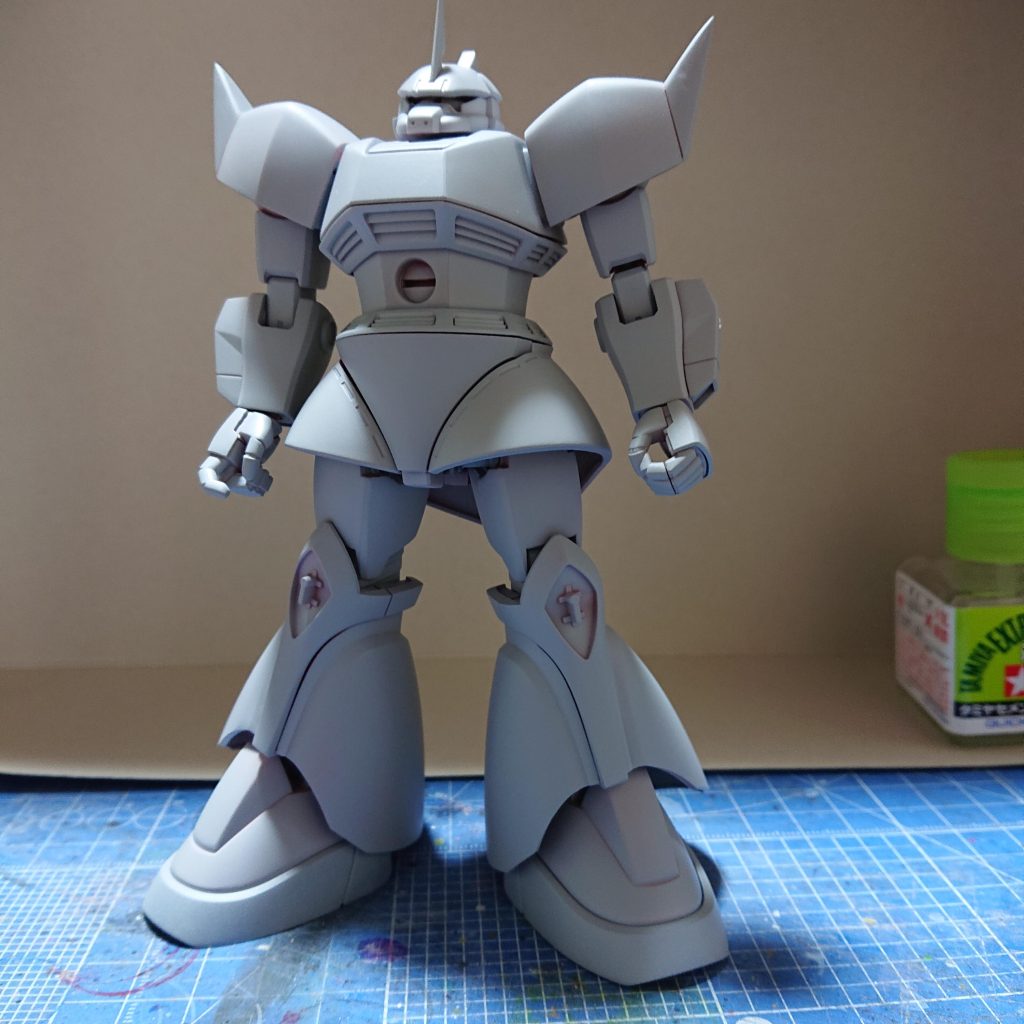 サーフェーサーを吹き付けて全体的な雰囲気を確認足（下半身）が長すぎたような