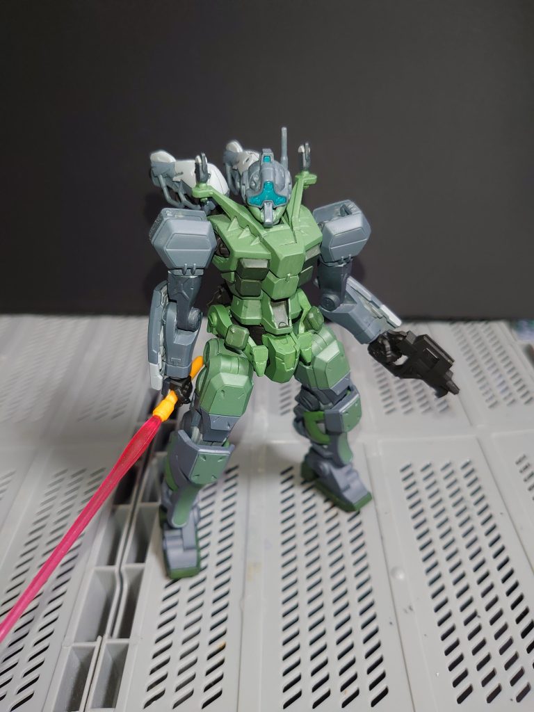 ゲルググ。ビームサーベルはイエローに変更しました。ゲルググなので。また、塗装だと色ハゲ必至なのでグリップ部分はランナーから削り出しています。