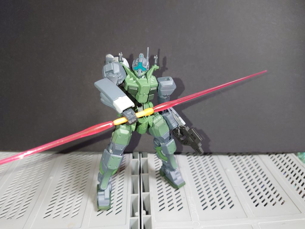 当然サーベル刃は両側から出ますゲルググなので。