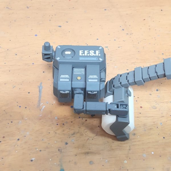 GP02陸戦型で「シールドをどうやって取り付けてるの?」と質問頂いたので投稿させて頂きました。バックパックにシールド取り付け軸と弾倉の取り付け軸を付けてます。弾倉はビルダーズパーツ07の可動軸で、シールドはバインダーの関節軸？で取り付け。シールド側も写真の様に延長してます。延長はMGストライクのシールドを使って延長工作をしたと思います、すいませんうろ覚えです😓。参考になりましたら幸いです。（2枚目）