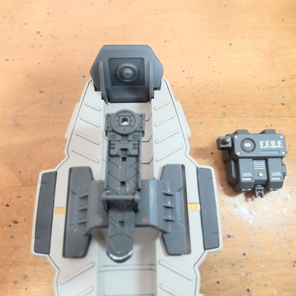 GP02陸戦型で「シールドをどうやって取り付けてるの?」と質問頂いたので投稿させて頂きました。バックパックにシールド取り付け軸と弾倉の取り付け軸を付けてます。弾倉はビルダーズパーツ07の可動軸で、シールドはバインダーの関節軸？で取り付け。シールド側も写真の様に延長してます。延長はMGストライクのシールドを使って延長工作をしたと思います、すいませんうろ覚えです😓。参考になりましたら幸いです。（4枚目）