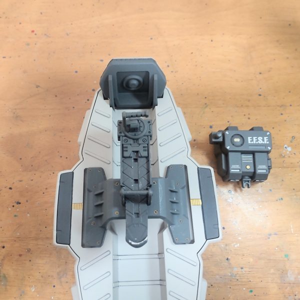 GP02陸戦型で「シールドをどうやって取り付けてるの?」と質問頂いたので投稿させて頂きました。バックパックにシールド取り付け軸と弾倉の取り付け軸を付けてます。弾倉はビルダーズパーツ07の可動軸で、シールドはバインダーの関節軸？で取り付け。シールド側も写真の様に延長してます。延長はMGストライクのシールドを使って延長工作をしたと思います、すいませんうろ覚えです😓。参考になりましたら幸いです。（5枚目）