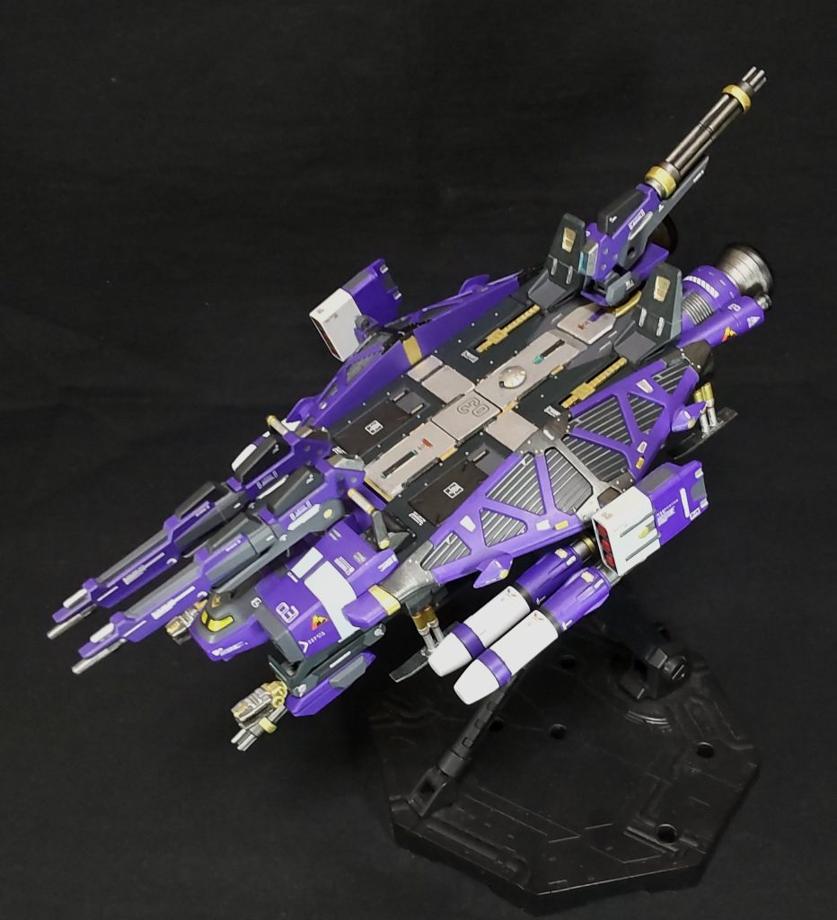 こちらがベースとなる仕様。２連装ビーム砲、左右に大型ミサイルを４発と３連装ミサイルランチャー、ガトリング砲を２門。これだけでもなかなかの武装を盛ってます😆。
