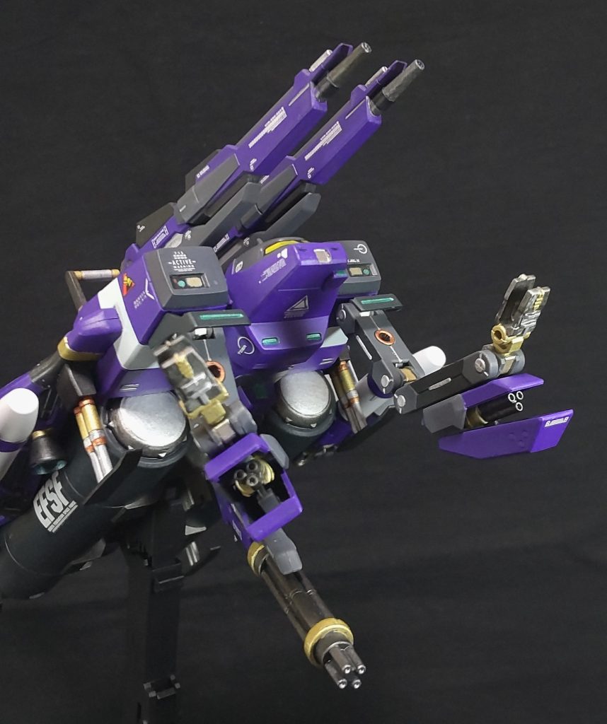 アームもあります、これはボールを意識した装備、棺桶⚰️繋がりです😆。さらに、ここにアレックスよろしくの隠しガトリングがあります😁。近寄ってきたMSをハチの巣にします😆。