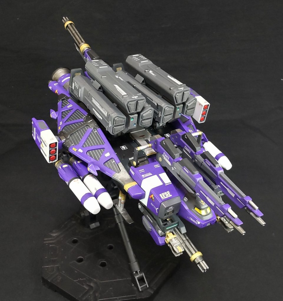 こちらが『B装備』の爆撃仕様、12門のミサイルランチャー装備。拠点防衛などで活躍😄。