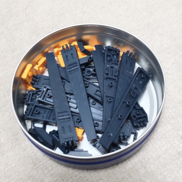 一週間ほど、ファンネルの塗装と戦っておりました😅。ファンネルセットのファンネル、RGと違い表面にディテールもなくシンプルです。そこで缶スプレーグラデーションのリベンジで筆塗りグラデーションにチャレンジです😡。結果、またもやビミョー😓。最初薄め液の濃さでチャレンジしましたが失敗😵💧。ネットで調べてパープルを４色(写真２枚目)ほどで境目を塗っててみたんですがムズいと言うか私の腕では無理😱。遠目で見るとそれらしくなったのでこれで妥協😅。とりあえず残りのファンネルのパーツをランナーから切り出したので表面処理していきます😄。（3枚目）