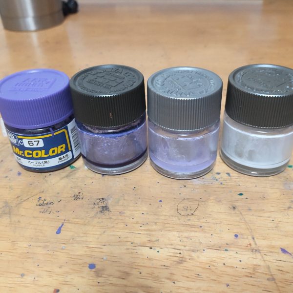 一週間ほど、ファンネルの塗装と戦っておりました😅。ファンネルセットのファンネル、RGと違い表面にディテールもなくシンプルです。そこで缶スプレーグラデーションのリベンジで筆塗りグラデーションにチャレンジです😡。結果、またもやビミョー😓。最初薄め液の濃さでチャレンジしましたが失敗😵💧。ネットで調べてパープルを４色(写真２枚目)ほどで境目を塗っててみたんですがムズいと言うか私の腕では無理😱。遠目で見るとそれらしくなったのでこれで妥協😅。とりあえず残りのファンネルのパーツをランナーから切り出したので表面処理していきます😄。（2枚目）