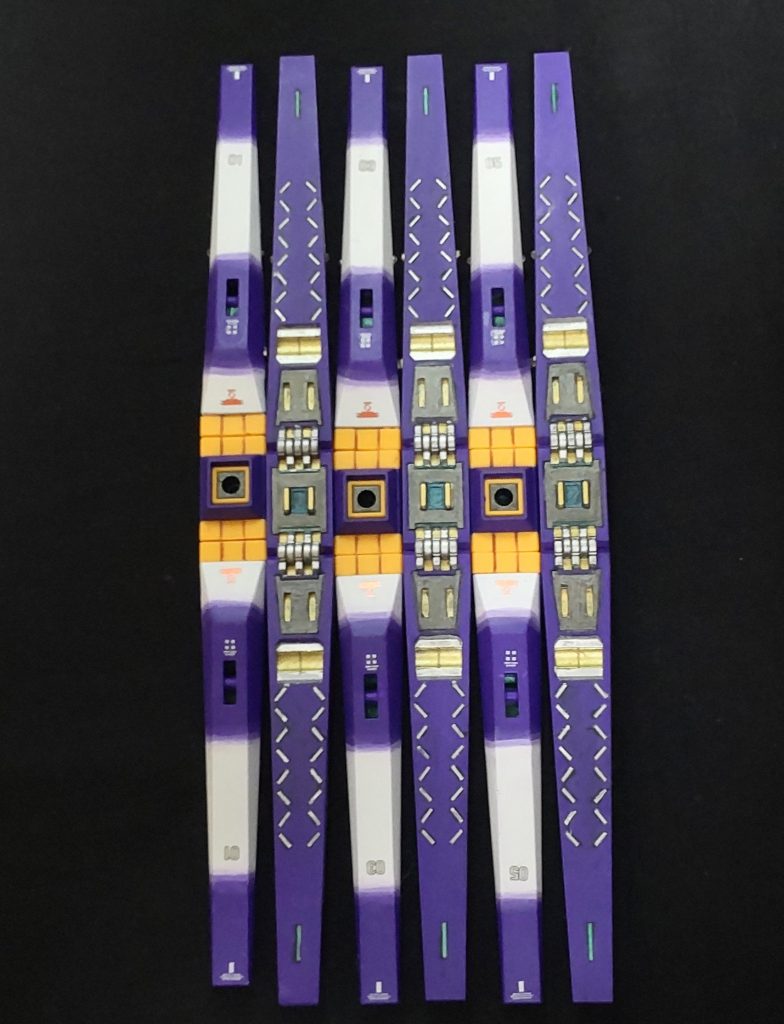 オプションパーツのファンネルは、筆塗りでこんな感じで塗ってみました。筆塗りでグラデーション塗装にチャレンジしましたが難しいですね😓。