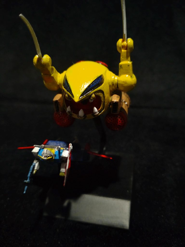 小さいザクレロ「 待てー！」ガンダムのリアルな世界観には似つかわしくない変なデザインが好きです。