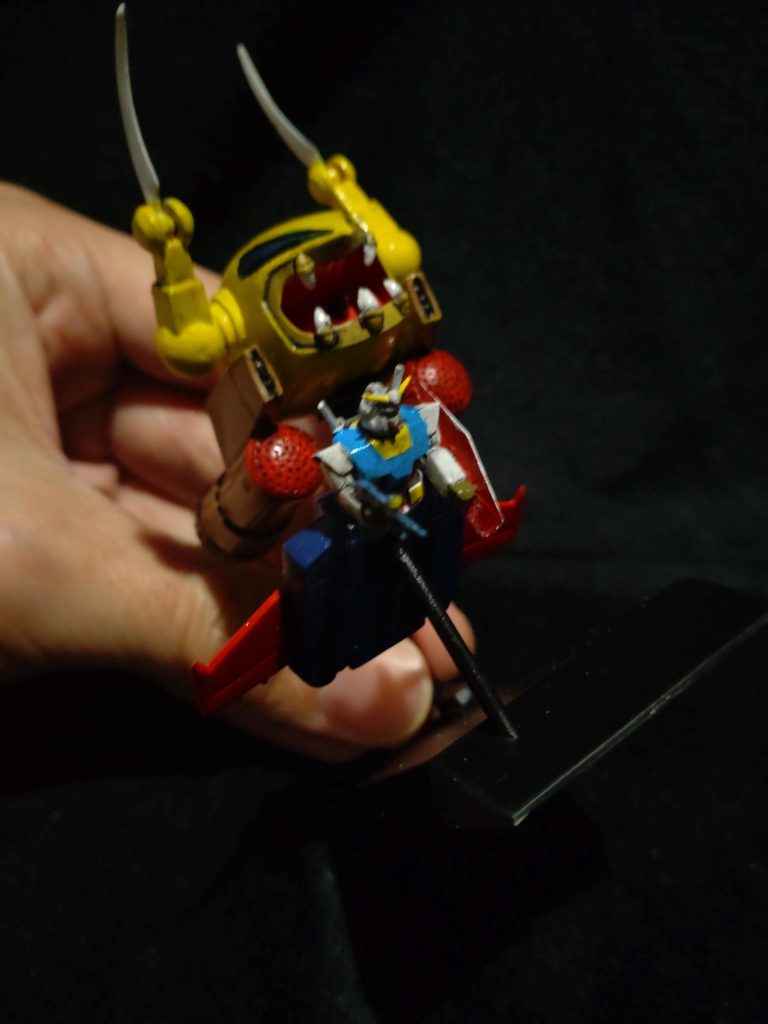 小さくて大変。アップは堪忍して。こだわりで、アンテナは黄色、シールド裏は赤で塗装してます。