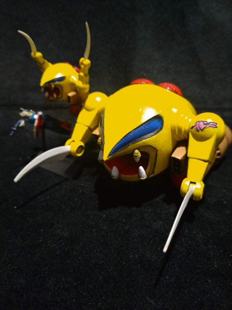 大きいザクレロ。全て筆塗りの全塗装。つや消しは吹かず、アニメっぽくソフビっぽくテカテカに。歯の接着が難しかったな。